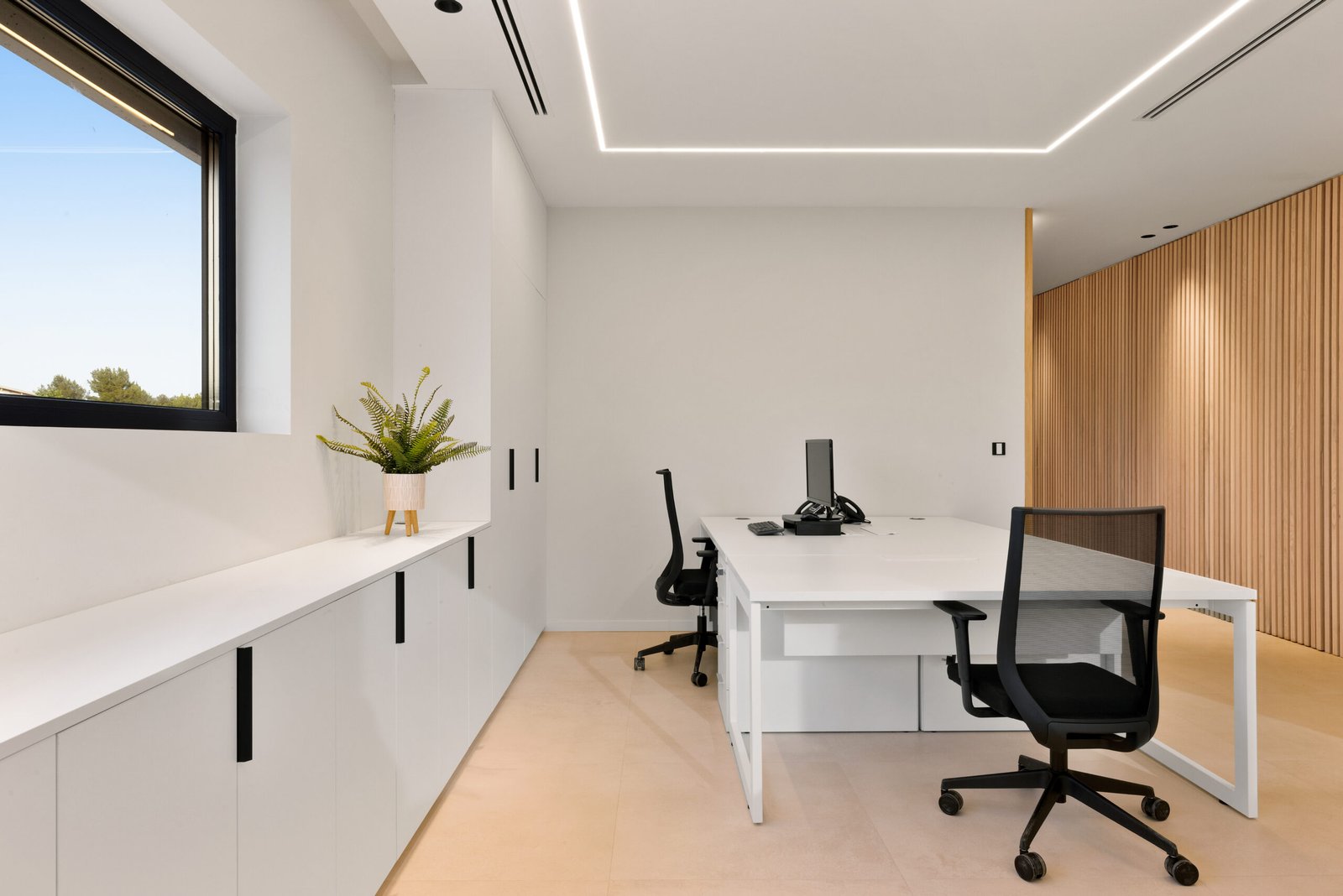 Instalación de iluminación para oficinas y espacios corporativos