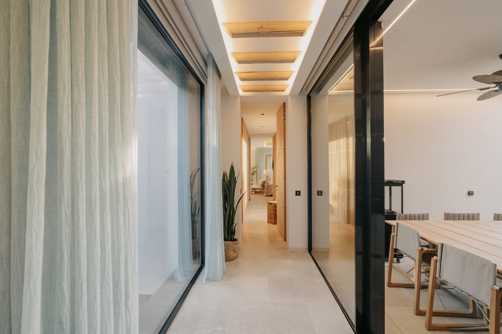 Iluminación lineal integrada en un pasillo residencial de Palma